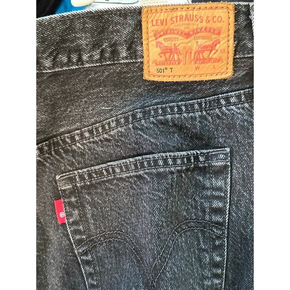 Levi's 501 Women's Black Distressed Raw Hem Straight Leg Denim Jeans Size 32X26 - Picture 5 of 7